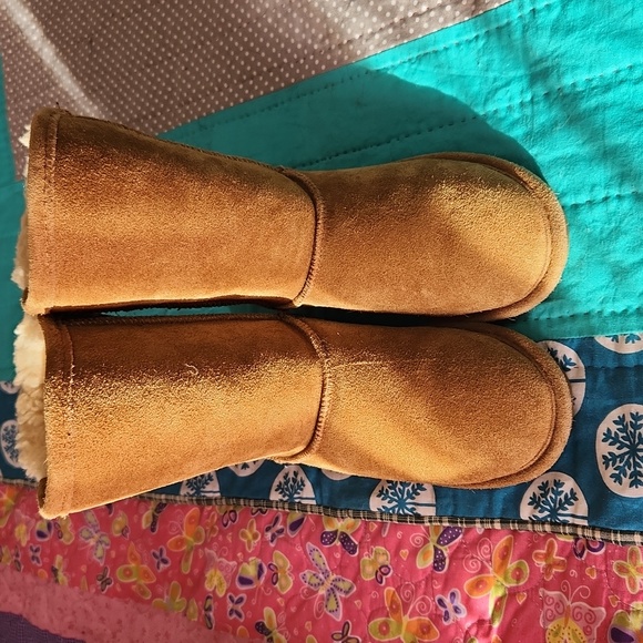 Beautiful Bearpaw boots - Picture 12 of 16